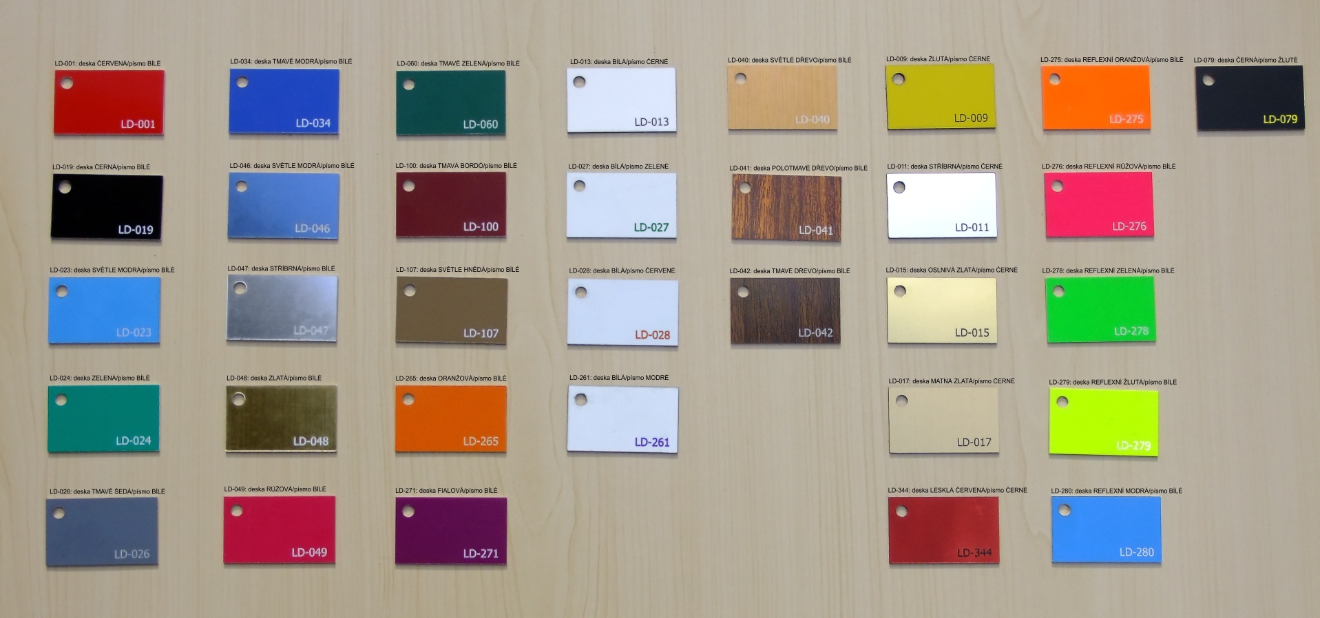 katalog barev pro dveřní štítky