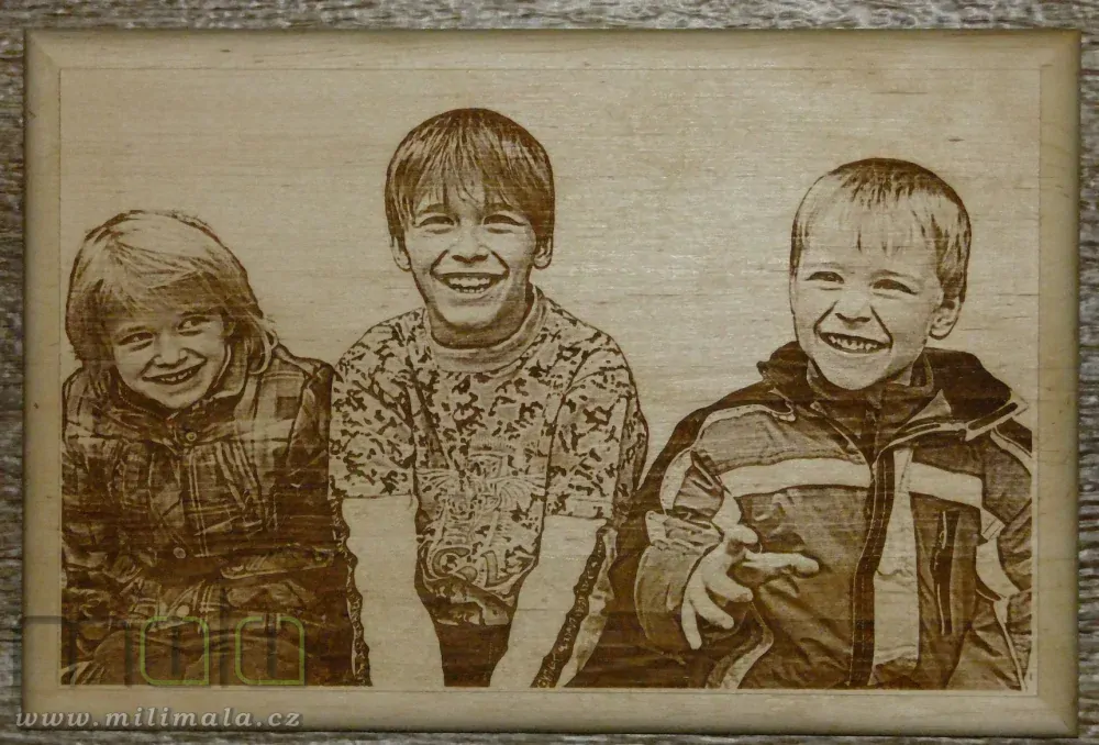 Fotografie gravírovaná do masivního dřeva
